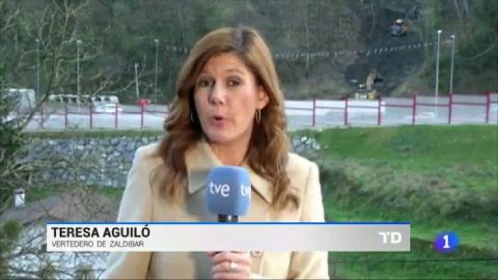 Telediario 1 - Dos excavadoras buscan a los dos sepultados en el derrumbe