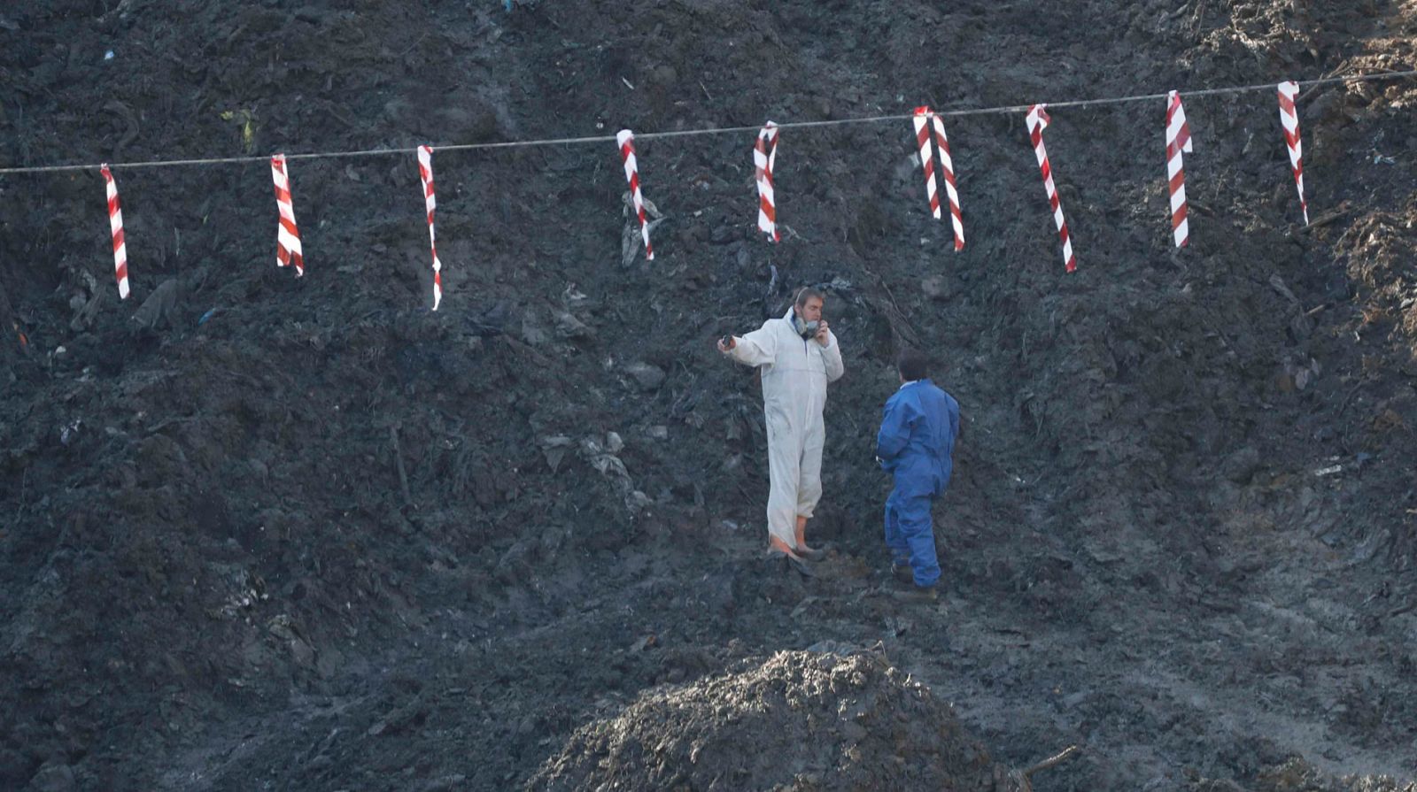 Continúa la búsqueda de los dos desaparecidos en el vertedero de Zaldívar mientras analizan la calidad del aire