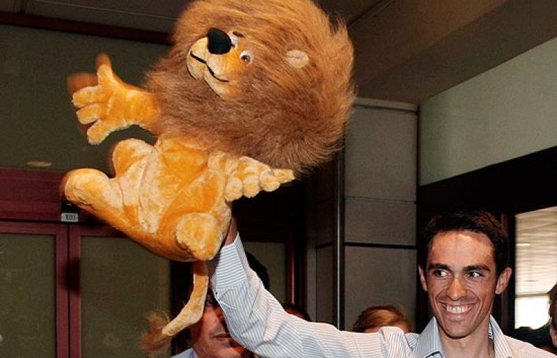 El ganador del Tour de Francia fue recibido a su llegada a Madrid por decenas de aficionados, muchos de ellos vecinos de Pinto.