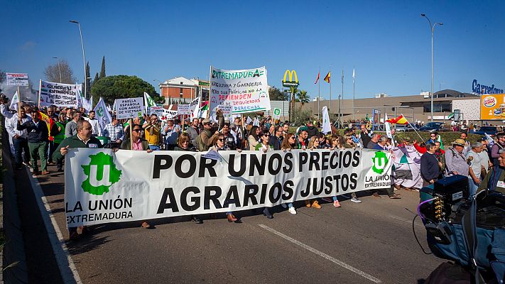 Informativo 24h - Los agricultores protestan en la Mancha, Extremadura, Murcia y Cataluña