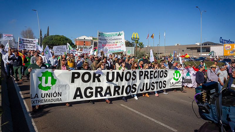 Los agricultores protestan en la Mancha, Extremadura, Murcia y Cataluña