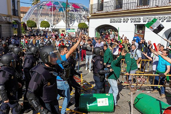 Tensión entre los agricultores y los antidisturbios durante las protestas en Mérida