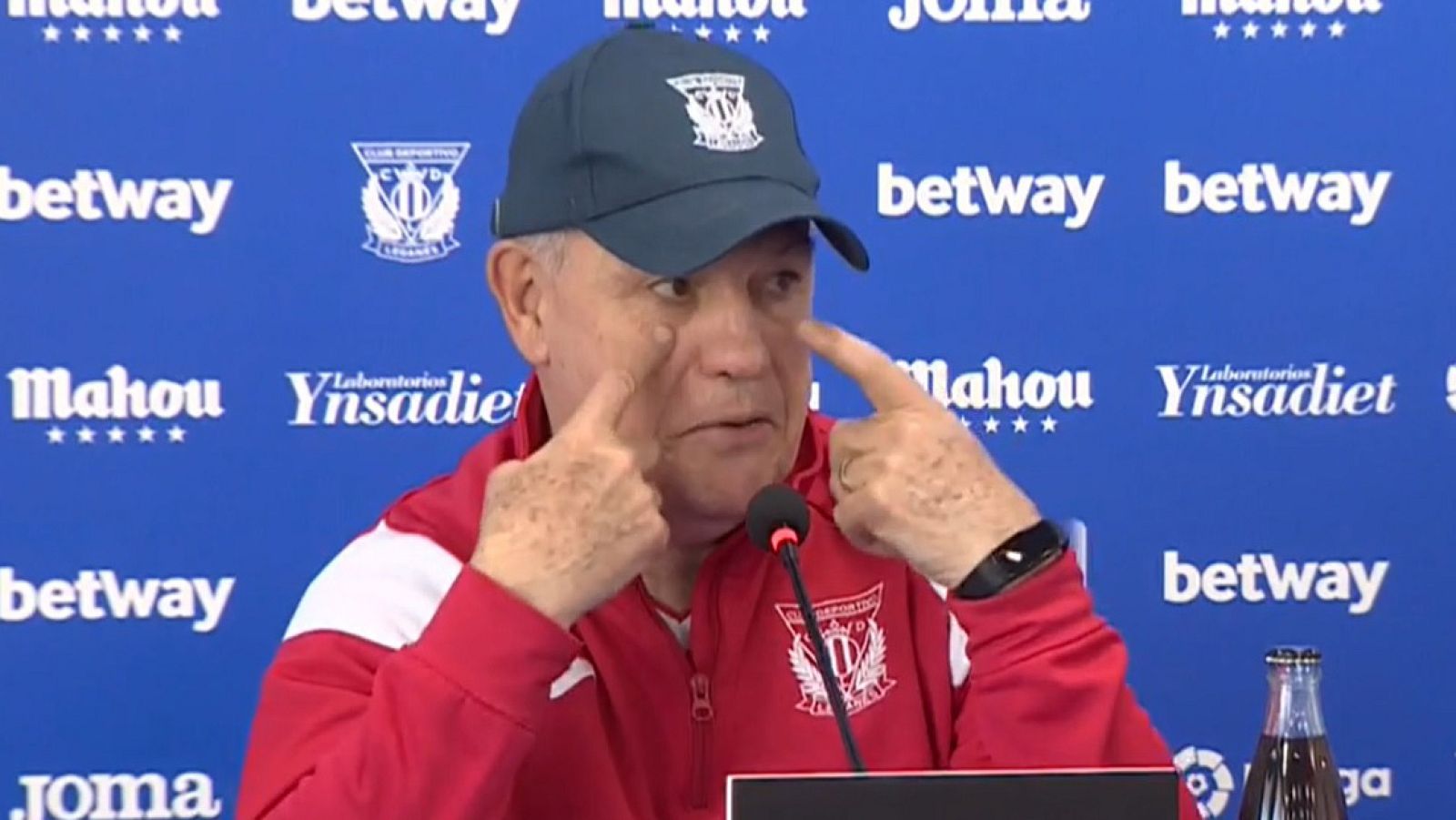 Javier Aguirre, entrenador del Leganés, ha tirado de ironía y humor cuando le han preguntado sobre la marcha de Braithwaite al Barça y la anterior de En-Nesyri, más aún cuando se encuentran en puestos de descenso: "¿Qué quieres que haga hijo mío que llore?"