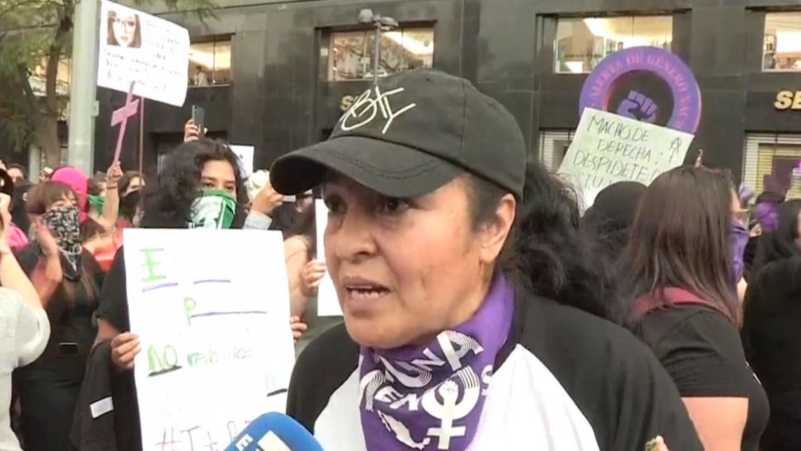 La desesperación de una madre mexicana a la que asesinaron a su hija: "voy a quemarlo todo" - RTVE.es