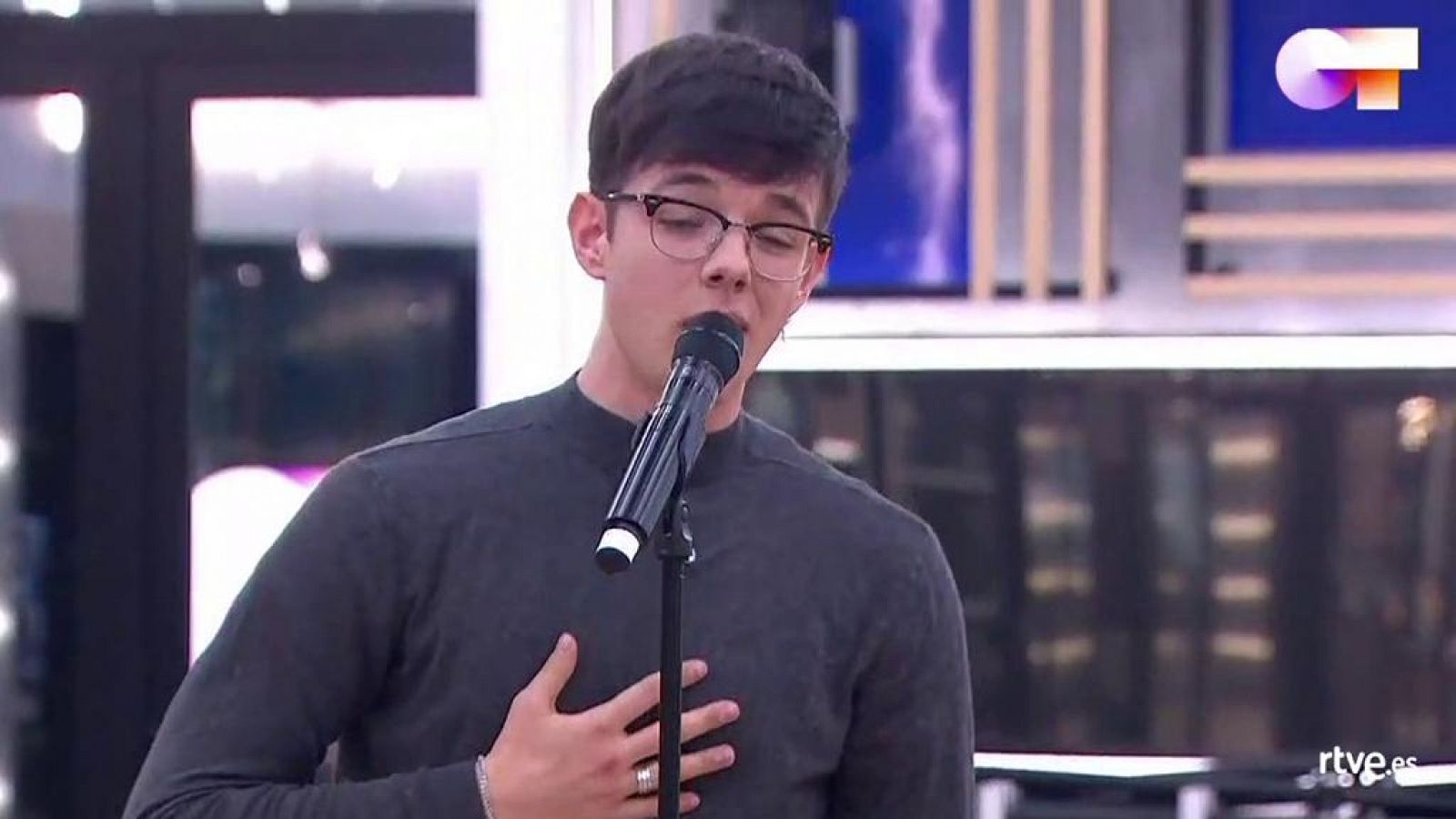 Flavio canta "That's Life", de Frank Sinatra (en la versión de Michael Bublé) en el segundo pase de micros de la Gala 6 de Operación Triunfo 2020