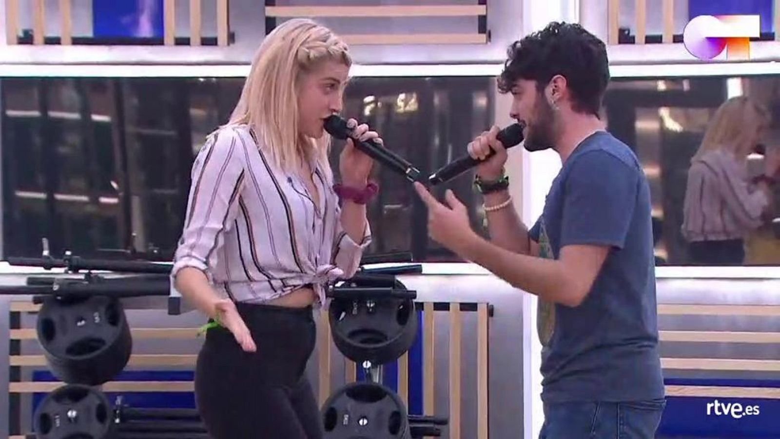 Rafa y Samantha cantan "La lista de la compra", de La Cabra Mecánica, en el segundo pase de micros de la Gala 6 de Operación Triunfo 2020