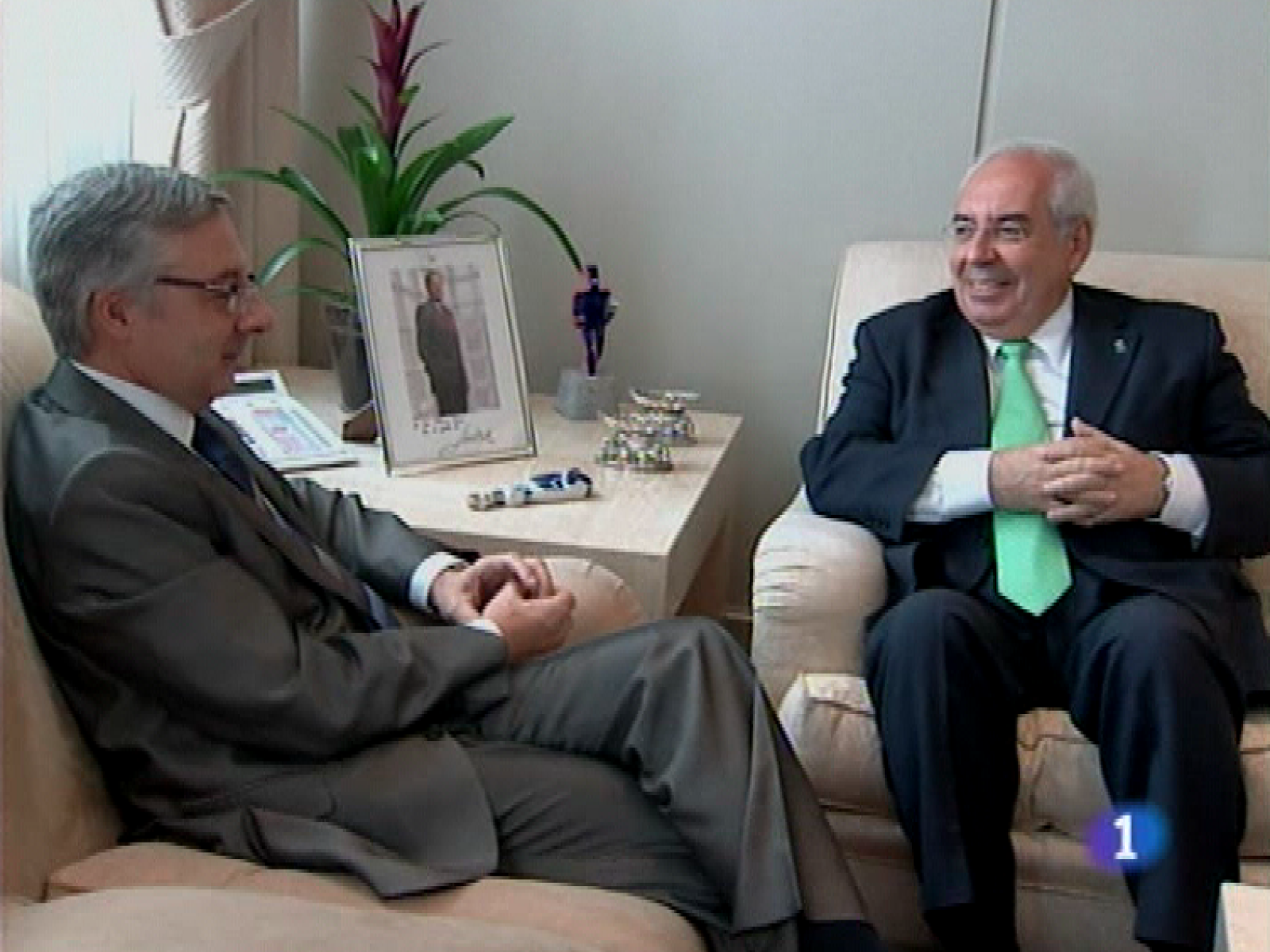   El Estado garantiza que las obras del puerto gijonés de El Musel podrán terminarse.  El Ministro de Fomento, José Blanco, le ha comunicado esta mañana en Madrid al Presidente del Principado,Vicente Alvarez Areces,que el Estado incluirá un préstamo de 215 millones de euros en los Presupuestos Generales de 2010 para financiar su culminación. También ha insistido el Ministro en que la variante ferroviaria de Pajares estará funcionando a finales de 2012. Son las infraestructuras más ambiciosas que se abordan en Asturias, aunque, en estos días de verano son las de índole cultural -Laboral, Parque de la Prehistoria o Museo Jurásico-  las que redoblan su actividad y su oferta. 