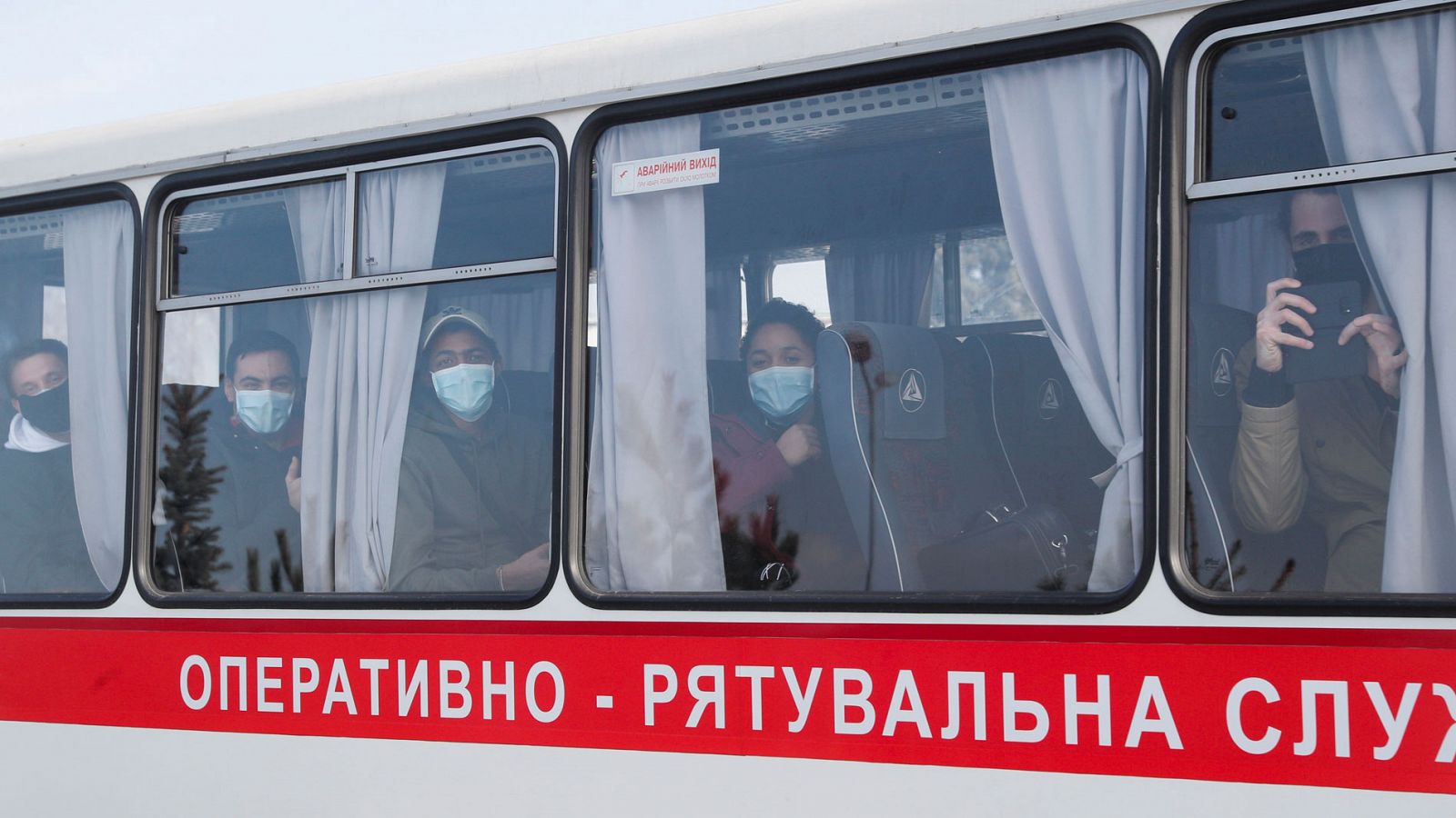 Telediario 1: 72 evacuados de Wuhan llegan a Ucrania, donde son recibidos a pedradas por los habitantes del pueblo donde pasarán la cuarentena | RTVE Play
