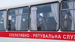 72 evacuados de Wuhan llegan a Ucrania, donde son recibidos a pedradas por los habitantes del pueblo donde pasarán la cuarentena