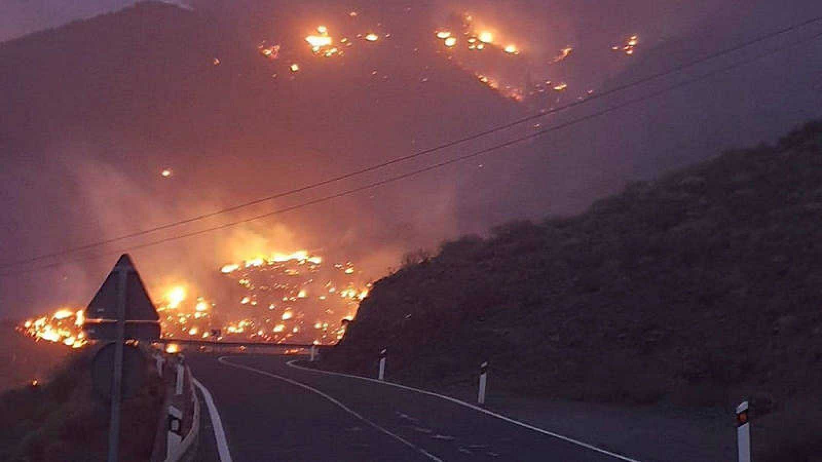 Un incendio en la localidad grancanaria de Tasarte obliga a desalojar un barrio y quema varias casas - RTVE.es