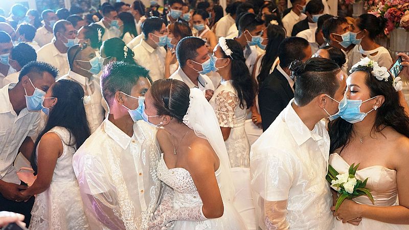 Mascarillas en una boda masiva en Filipinas por temor al coronavirus
