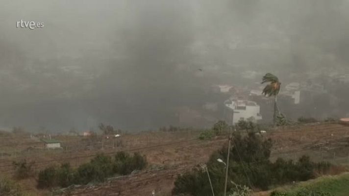  - El fuego avanza en la localidad tinerfeña de Santa Úrsula