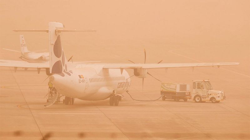Suspendido el tráfico aéreo en las Islas Canarias por la calima