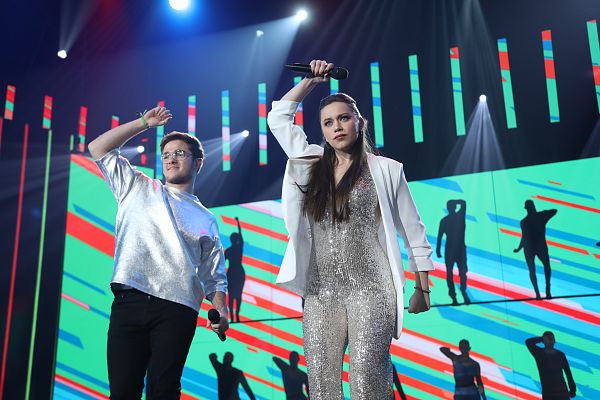 Gèrard y Eva cantan "The Locomotion" en la Gala 6