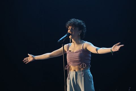 Anne canta "Unchained Melody" en la Gala 6