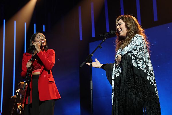 Estrella Morente y Nia cantan "Volver" en la Gala 6