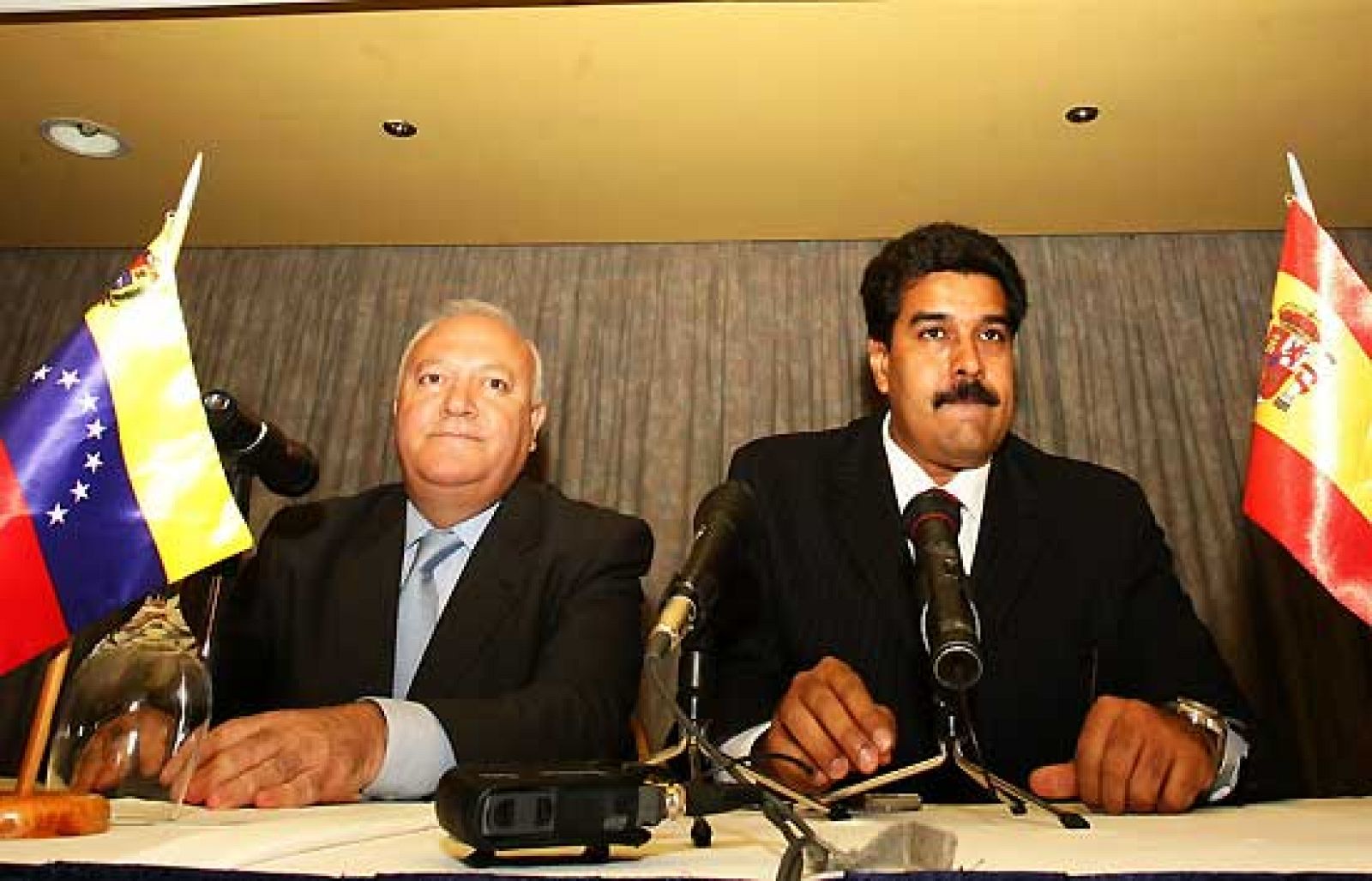 El ministro español de Asuntos Exteriores ha garantizado al depuesto presidente de Honduras, Manuel Zelaya, que España hará todo lo necesario para que su retorno a Tegucigalpa se haga "lo más rápidamente posible". Este martes se cumple un mes desde el golpe de estado (27/0709).