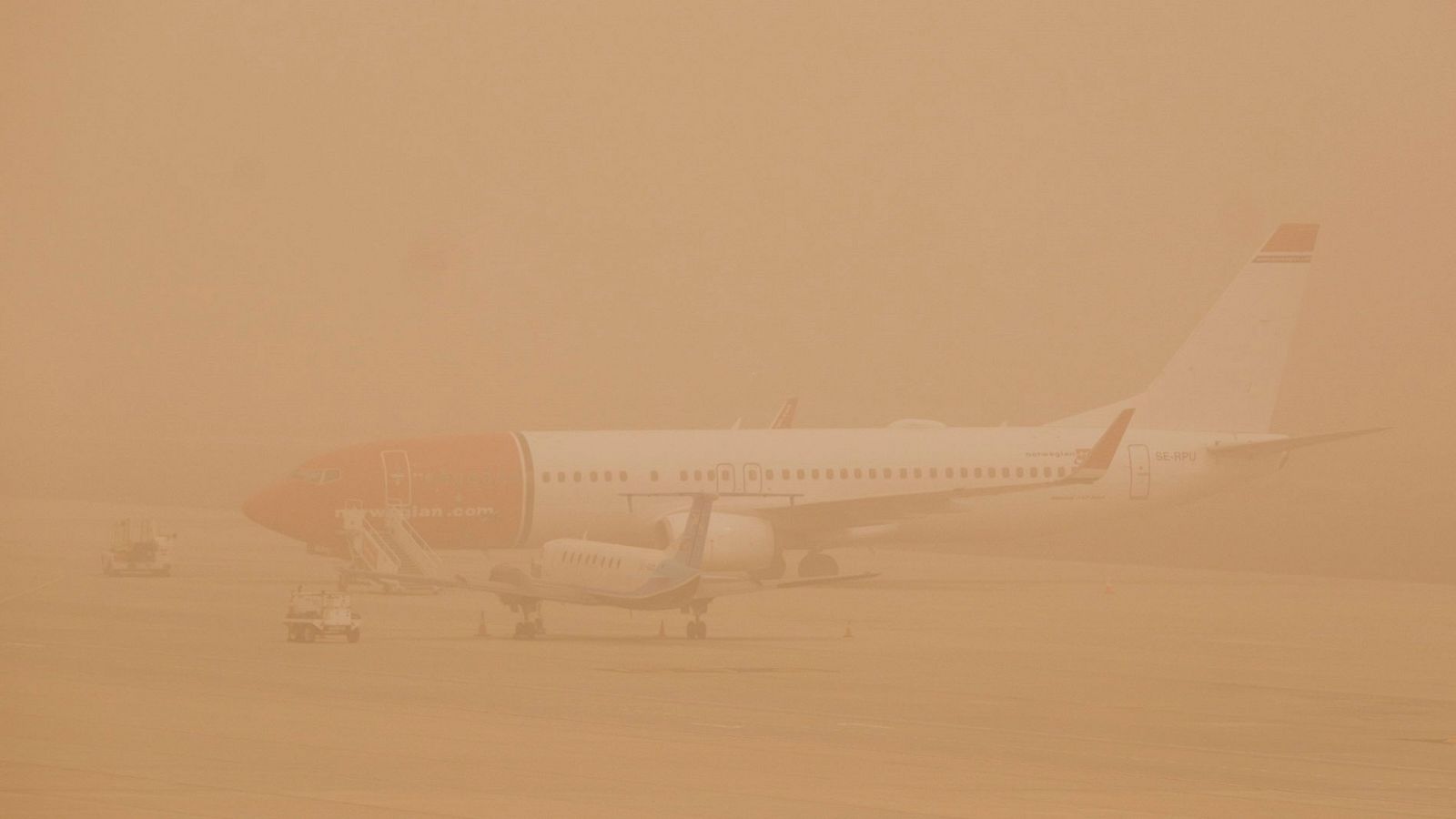 Aena comienza a operar con restricciones en los aeropuertos  de Canarias afectados por la calima y el viento   