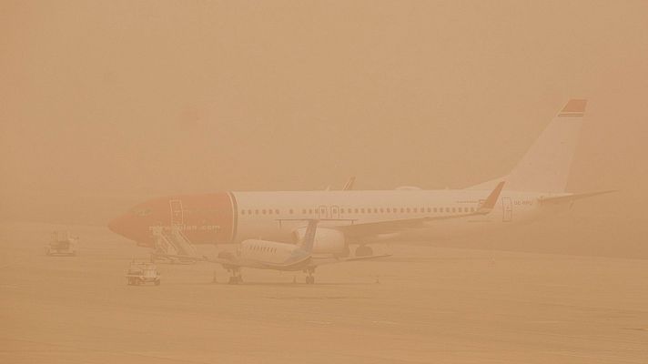 Aena comienza a operar con restricciones en los aeropuertos  de Canarias afectados por la calima y el viento   