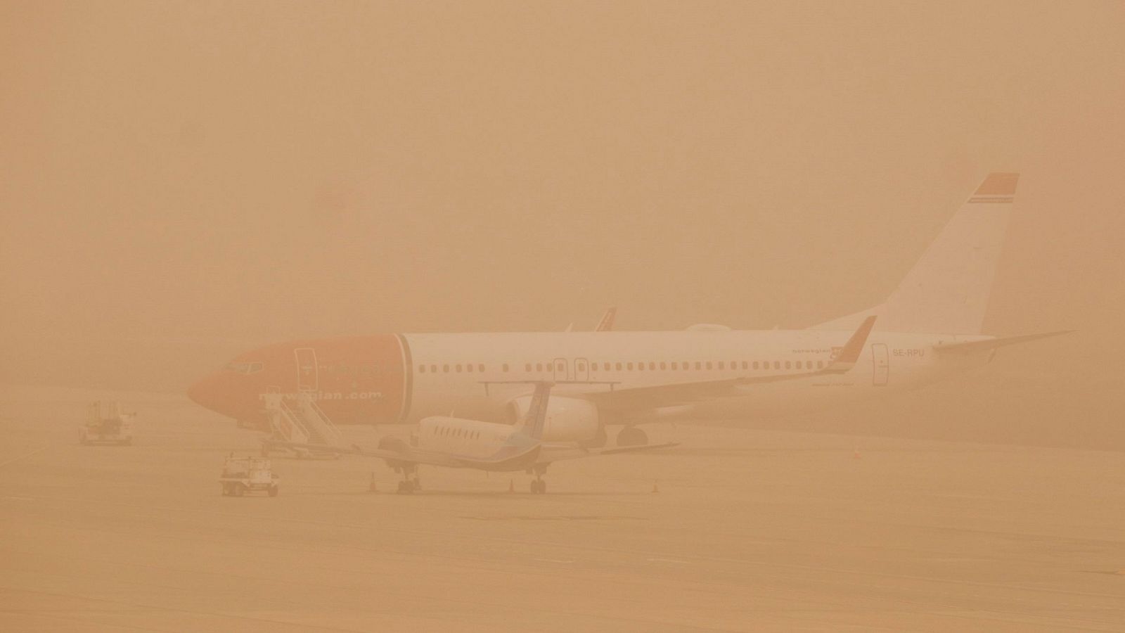   Aena comienza a operar con restricciones en los aeropuertos  de Canarias afectados por la calima y el viento   