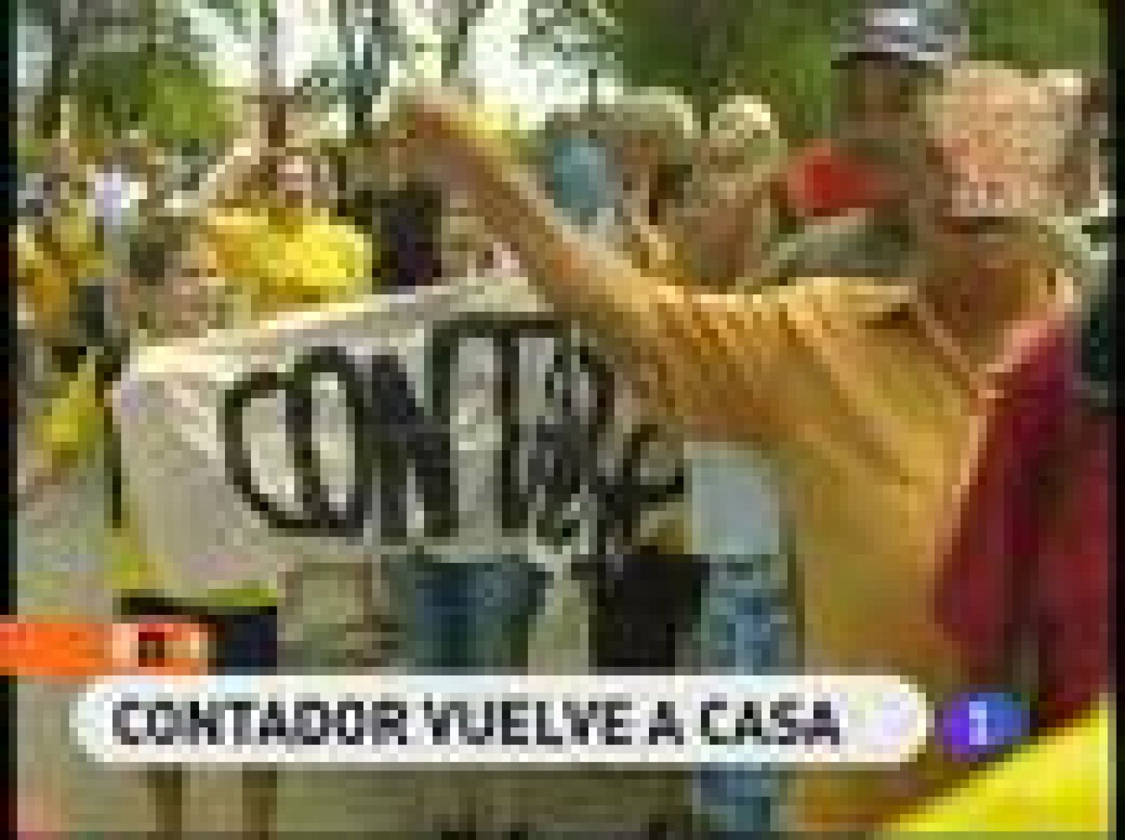 Regresa el campeón a Pinto, su pueblo. En la Plaza de la Constitución, sus vecinos le esperan para demostrarle su gratitud por tantos triunfos. Gran recibimiento para el bicampeón del Tour de Francia. 