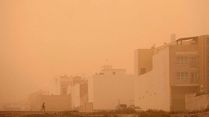 En Canarias viento fuerte de componente este y calimas - Ver ahora