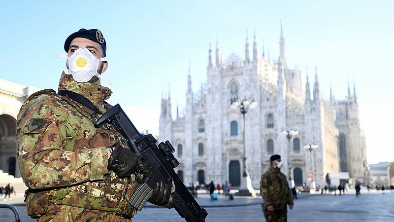 El coronavirus altera el habitual bullicio de Milán, que ha cerrado las puertas de su 'Duomo'
