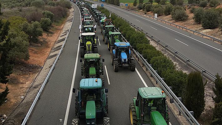 Informativo 24h - Los agricultores vuelven a cortar autovías en Andalucía