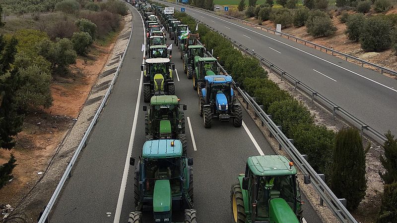 Los agricultores vuelven a cortar autovías en Andalucía