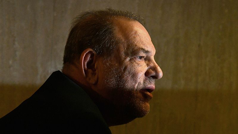 Harvey Weinstein, ingresado por "dolores de pecho" tras ser declarado culpable de agresión sexual por el jurado
