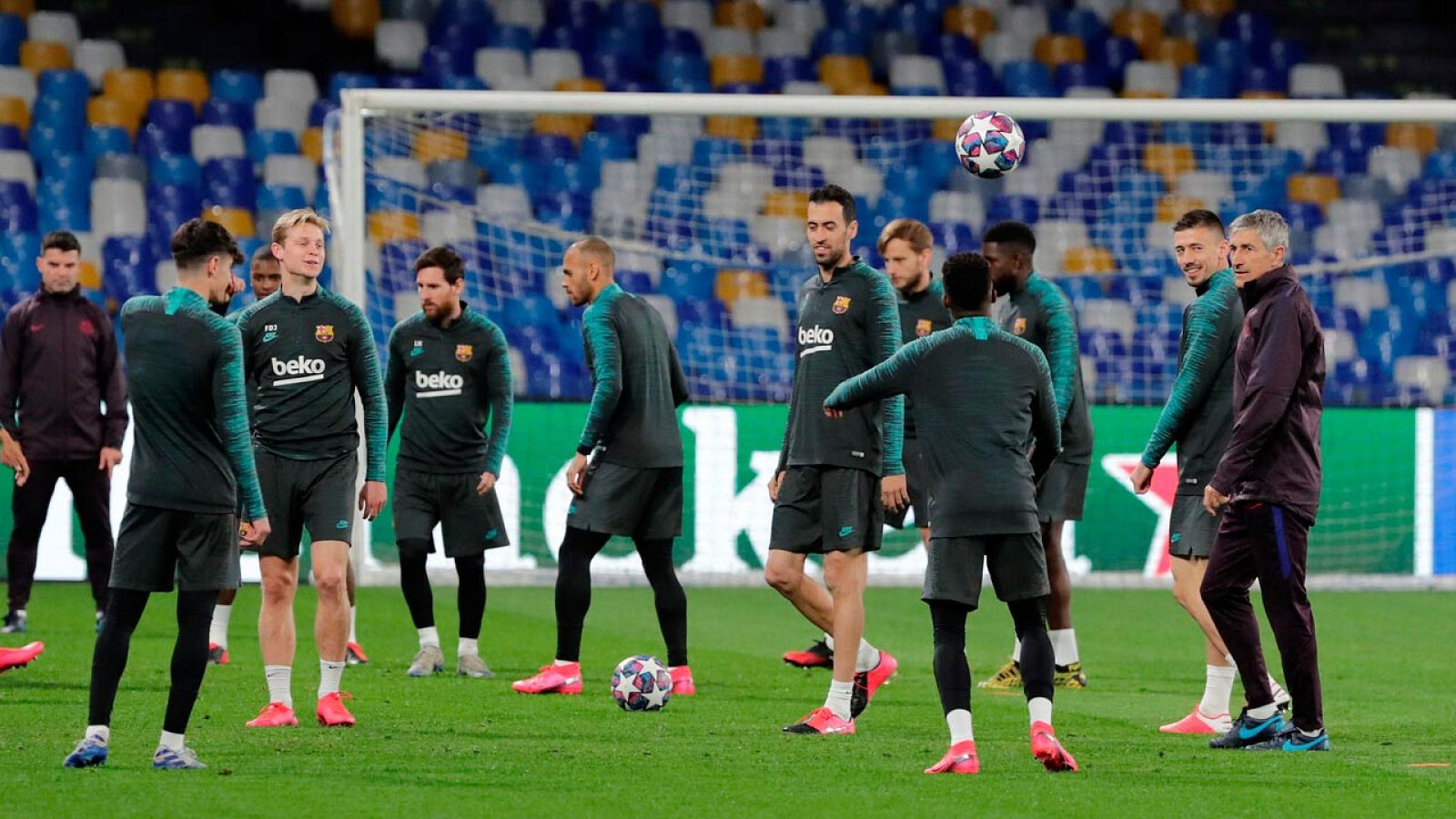Champions League - "Normalidad" entre los culés desplazados a Nápoles - RTVE.es | Ver