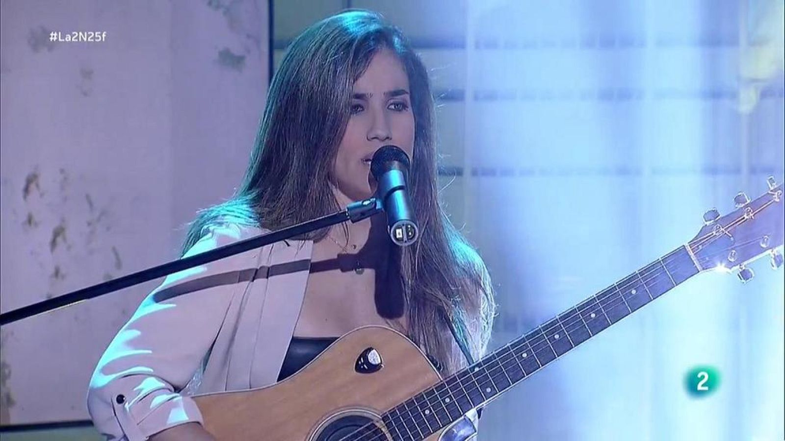 Julia Medina interpreta "No me despedí" en La 2 Noticias