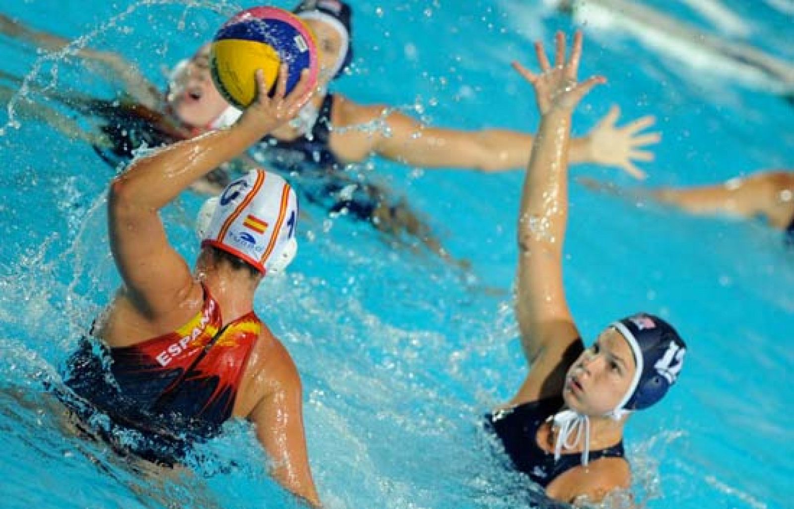 La seleccion española femenina de waterpolo ha dicho adiós a las medallas, tras caer ante EEUU 6-9 en cuatros de final en los mundiales de natación.