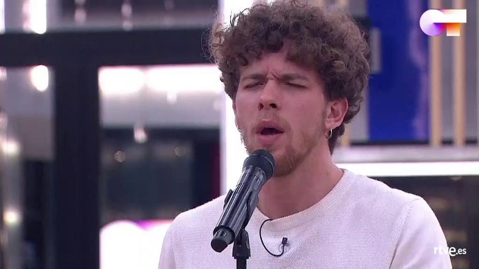 Jesús canta Sábado por la tarde, de Claudio Baglioni (en la versión de Sergio Dalma) en el primer pase de micros de la Gala 6 de Operación Triunfo 2020