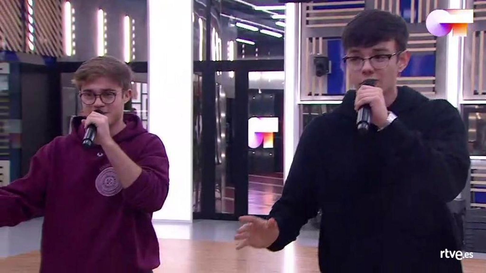 Gèrard y Flavio cantan "Never Gonna Give You Up", de Rick Astley, en el primer pase de micros de la Gala 7 de Operación Triunfo 2020