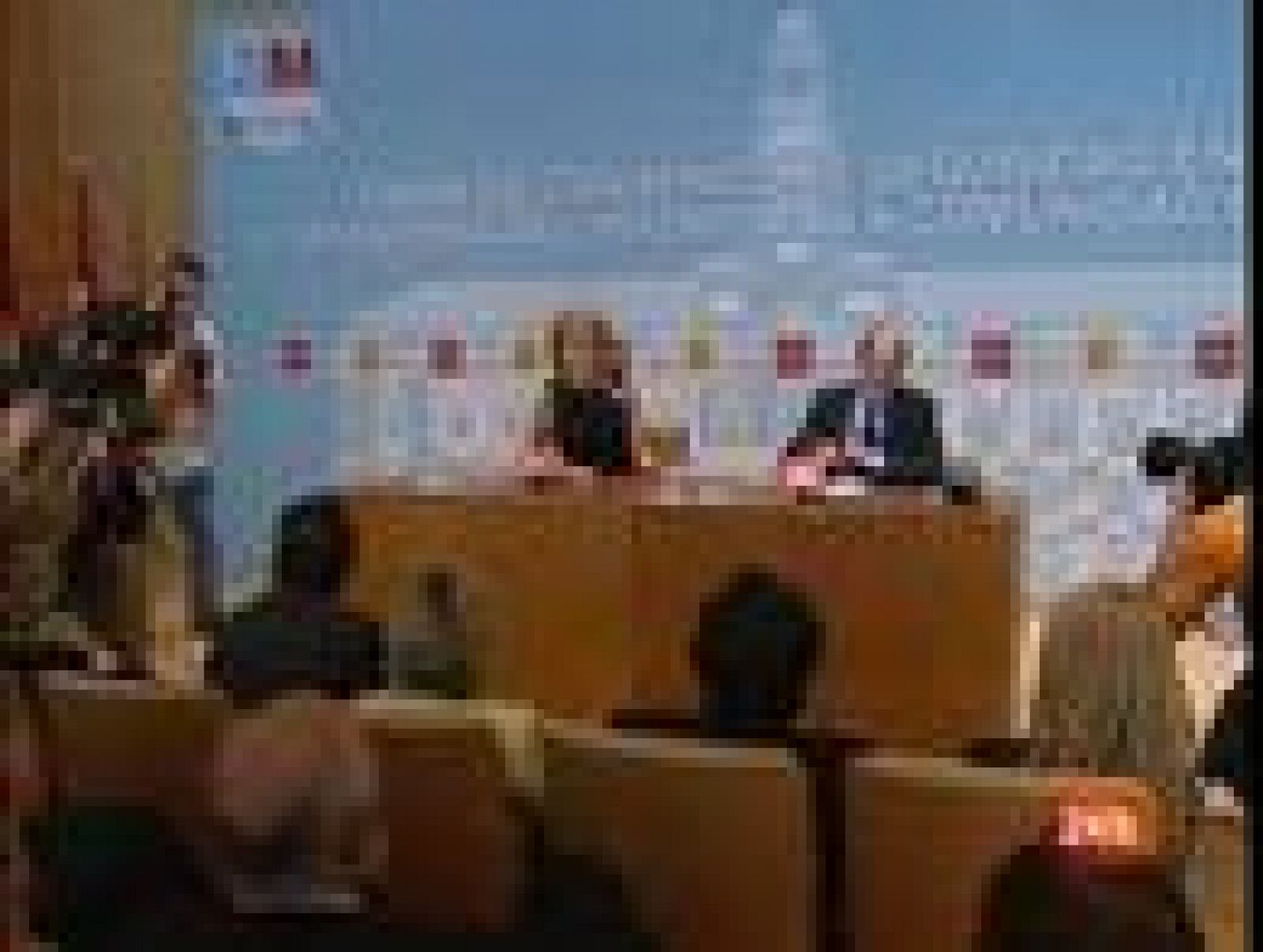 Las anécdotas han protagonizado el encuentro entre el ministro de Interior, Alfredo Pérez Rubalcaba, y la presidenta de Madrid, Esperanza Aguirre. Ella le ha cantado el cumpleaños feliz.