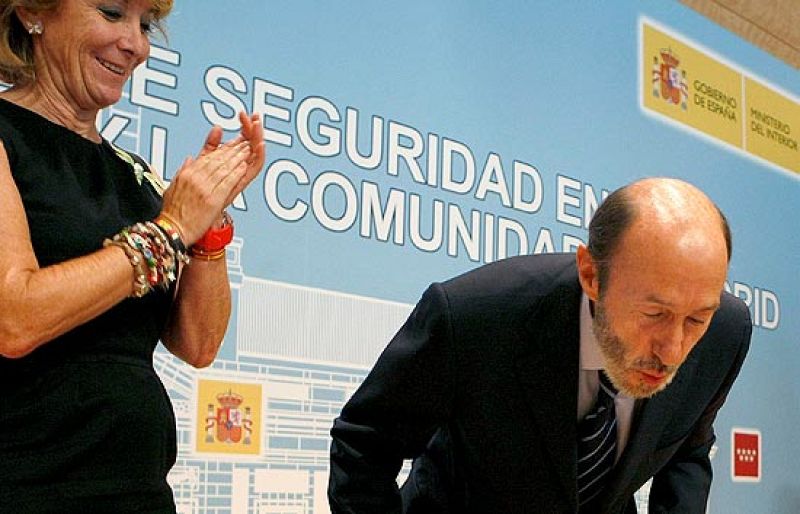 Las anécdotas han protagonizado el encuentro entre el ministro de Interior, Alfredo Pérez Rubalcaba, y la presidenta de Madrid, Esperanza Aguirre. Ella le ha cantado el cumpleaños feliz. 