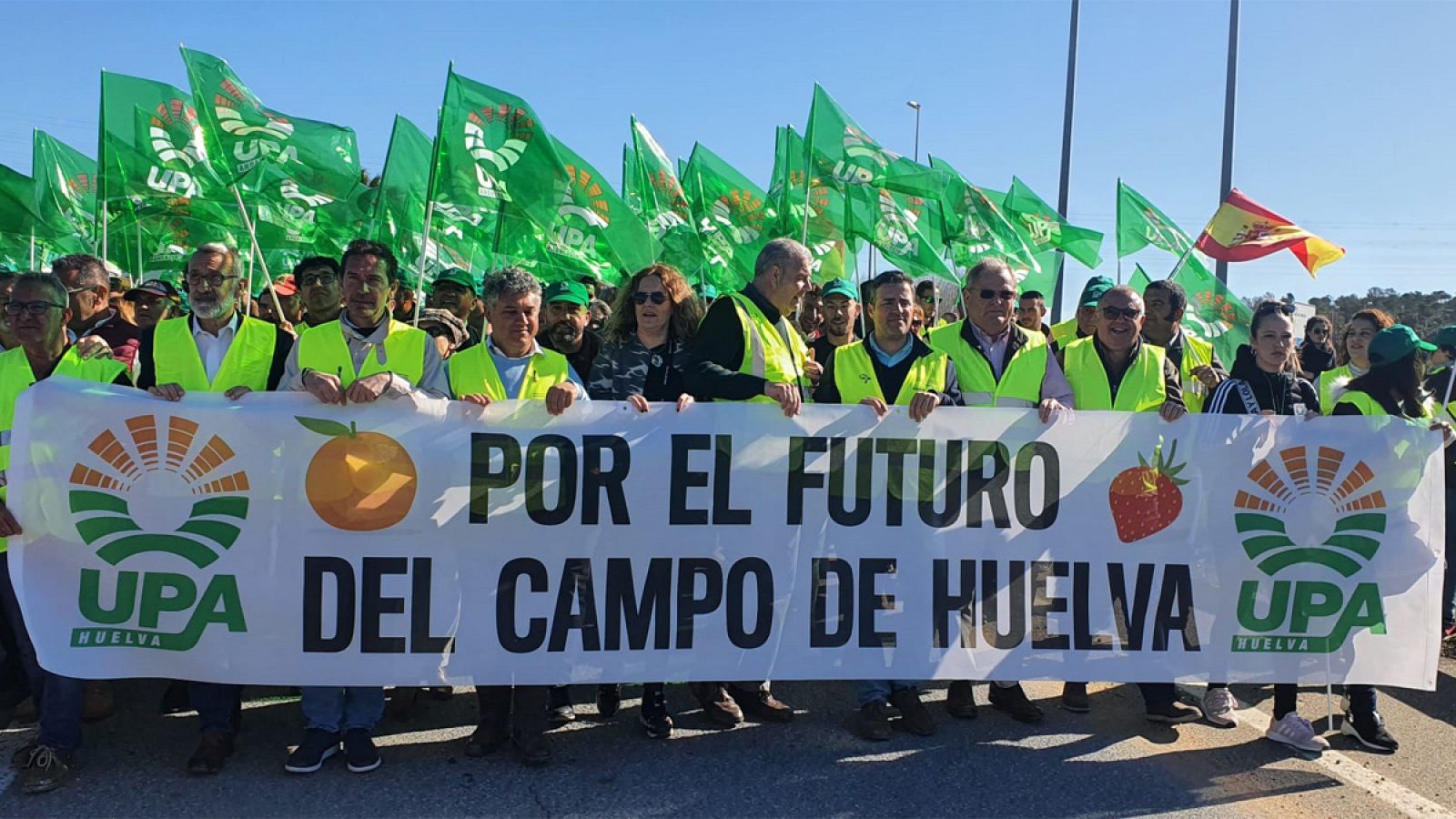 Los agricultores cortan la A-49 en la frontera con Portugal