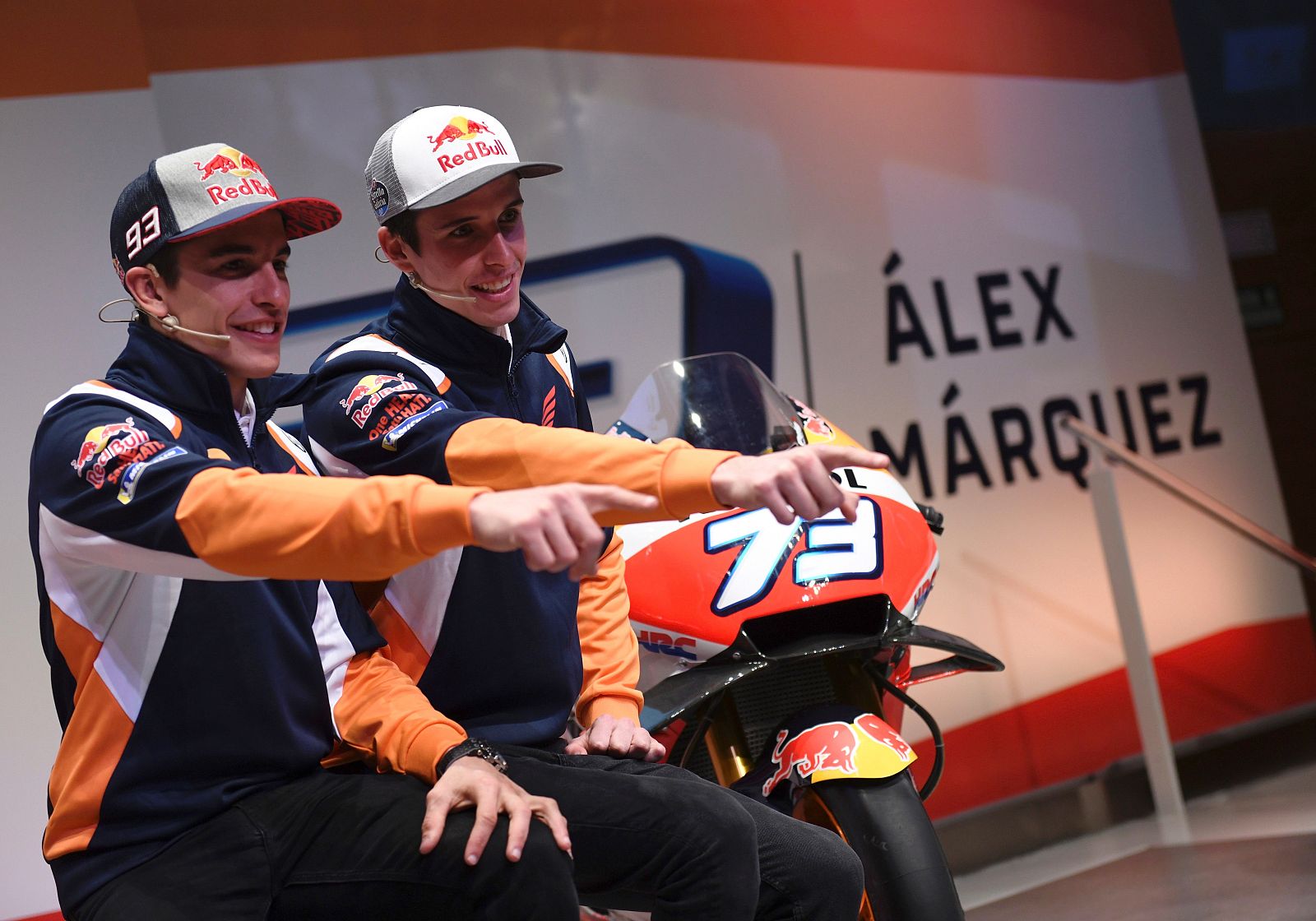 Los hermanos Márquez han dado en el campus Repsol su rueda de prensa más divertida como compañeros de equipo.El vigente campeón del mundo ha reconocido que ha sido una pretemporada difícil: "Nos equivocamos a nivel técnico cuando probamos la moto, fue un fallo de todos porque somos un equipo, honestamente estábamos lejos pero no estábamos tan mal como pintaba en Catar". Además, Marc ha explicado como va su recuperación: "El hombro está dando más guerra de lo normal y mi cuerpo me pedía parar". 