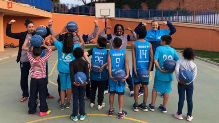 Telediario 1 - Las jugadoras de Estudiantes llevan la pasión por el baloncesto a niños en riesgo de exclusión