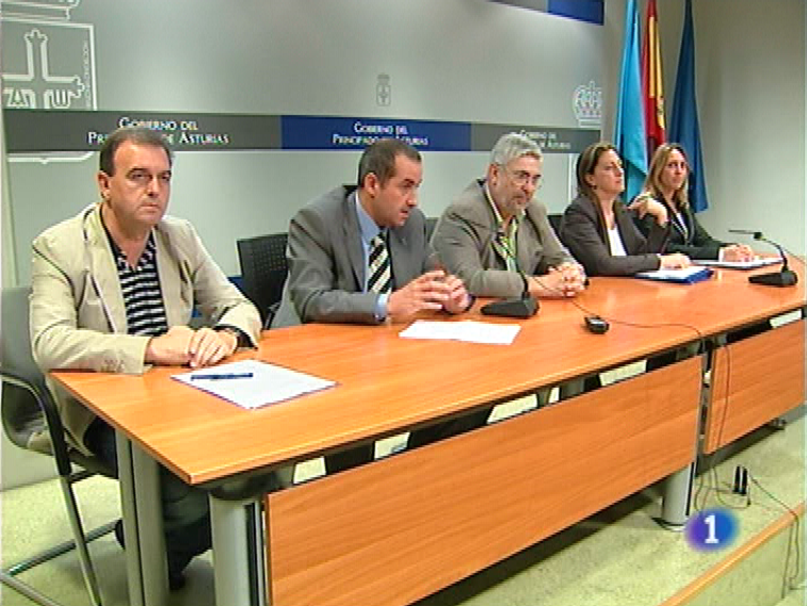  OPTIBÚS (Optimización del Transporte Interurbano en Autobús) es el nombre de un plan, pionero en España, que pondrá en marcha el Consorcio de Transportes de Asturias, a partir de septiembre. Se propone mejorar los servicios en las zonas rurales, adecuando los horarios de los autobuses a los de las visitas médicas y las gestiones administrativas. Además, los vecinos podrán compartir el transporte escolar. Socialistas y populares discrepan hoy sobre la conveniencia de financiar con un crédito del Estado las obras de ampliación del Puerto de Gijón. Y entra en vías de solución uno de los conflictos laborales más intensos de  los últimos meses, el de la fábrica de refractarios que Vesuvius tiene en Langreo.