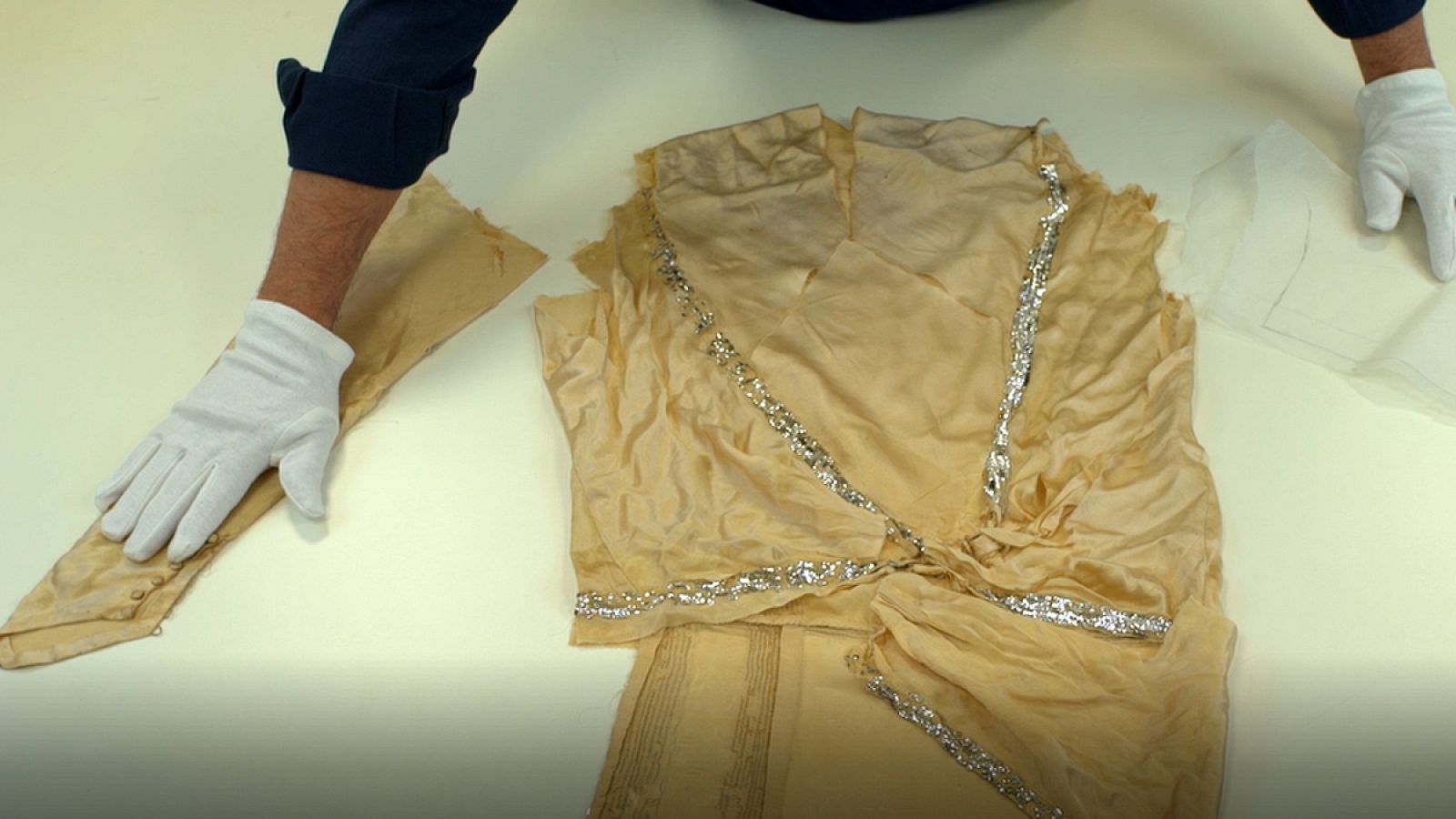 Proceso de restauración de un vestido de Cristóbal Balenciaga. 