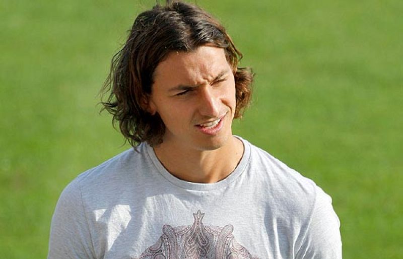 El nuevo fichaje del Barça ha sido operado de una fractura en la mano izquierda. Antes, se ha acercado a la Ciudad Deportiva para conocer a sus nuevos compañeros.