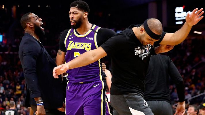 Los Lakers se exhiben sin James, que se divierte viendo la 'paliza' a los Warriors