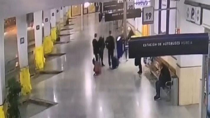 Telediario 1 - Los acusados de violar a tres hermanas de EE.UU. piden el archivo del caso tras un vídeo de la despedida entre ambos