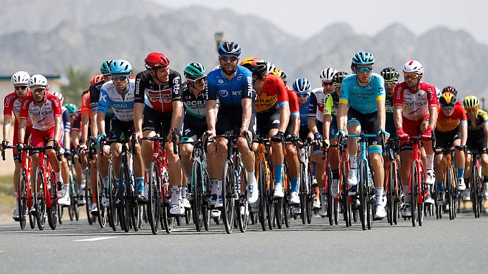 Telediario 1 - Los ciclistas del UAE Tour se quedan en Emiratos Árabes por el coronavirus