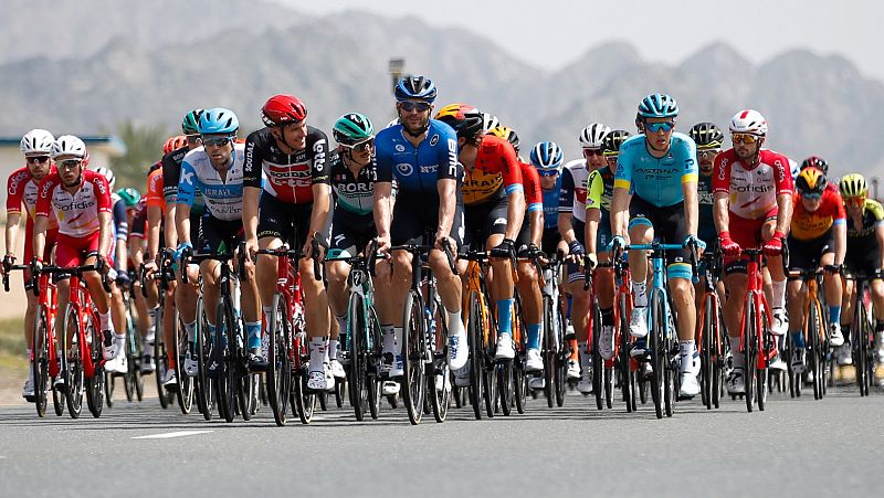 Los ciclistas del UAE Tour se quedan en Emiratos Árabes por el coronavirus