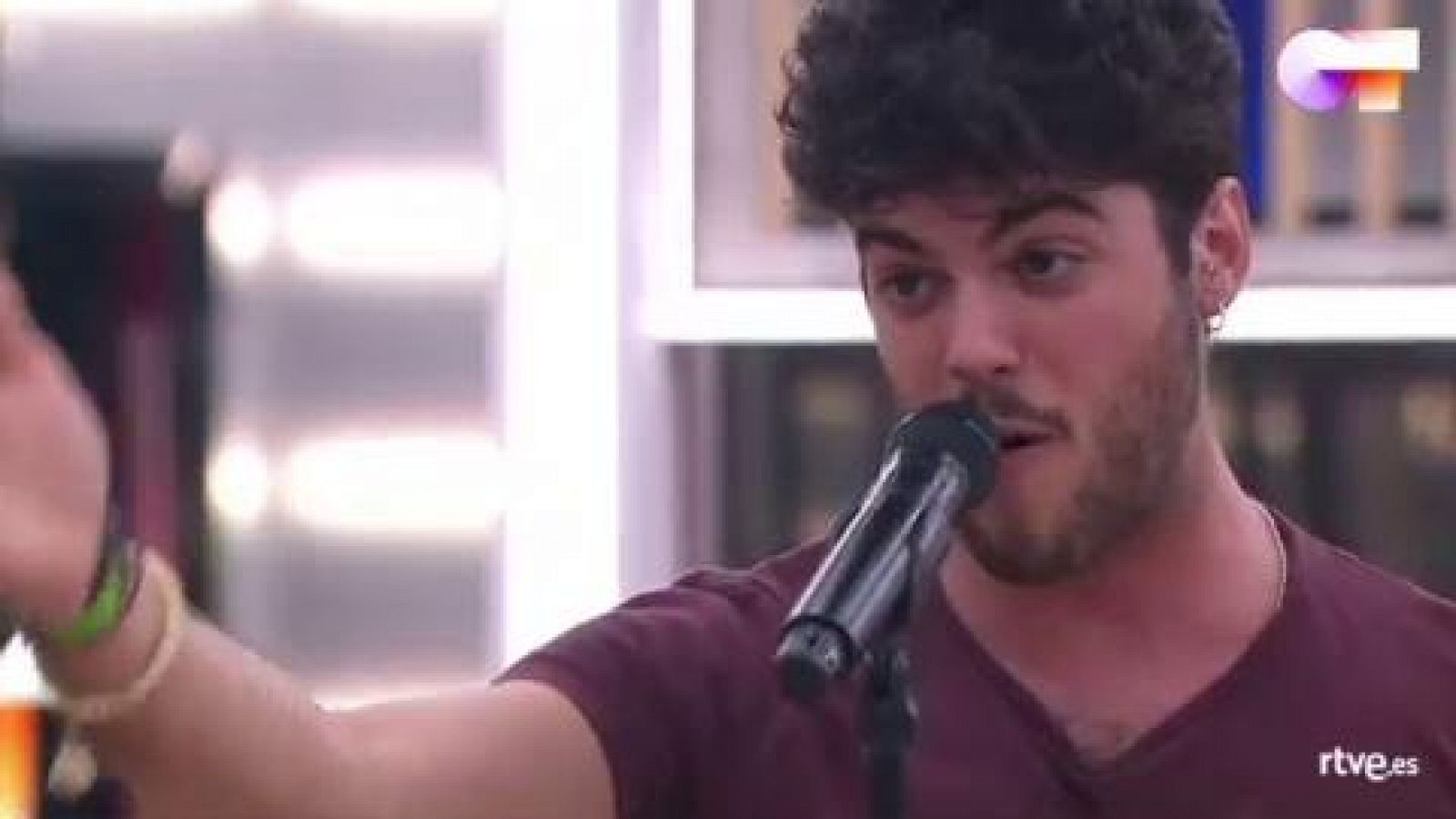 Rafa canta "Cojo el saco y me retiro", de Astola, en el segundo pase de micros de la Gala 7 de Operación Triunfo 2020