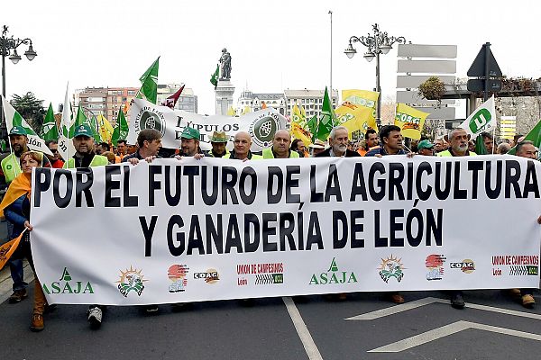 Miles de agricultores colapsan el centro de León y Santander