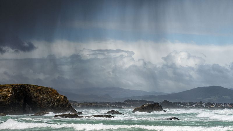 Cielos nubosos y precipitaciones durante todo el día en Galicia, el Cantábrico y los Pirineos - ver ahora 